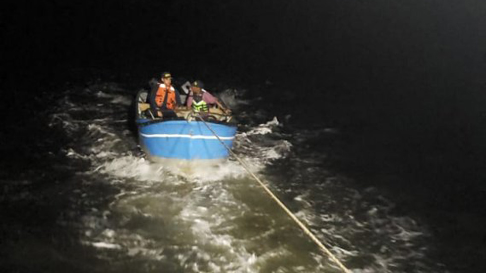 Rescatan a hombre y niño a la deriva en el Océano Pacífico