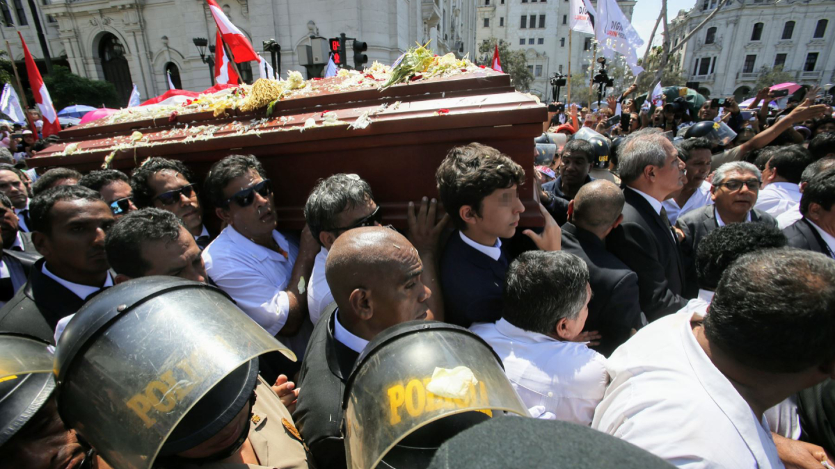 Restos de Alan García llegan al cementerio para ser cremados