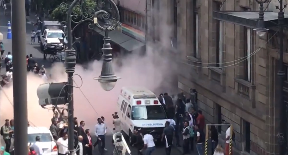 Se enfrentan comerciantes y taxistas frente al Congreso de la CDMX