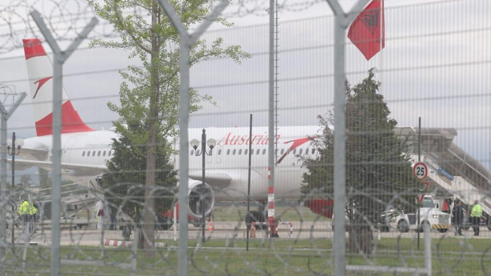 Comando armado roba 10 mde en aeropuerto de Albania