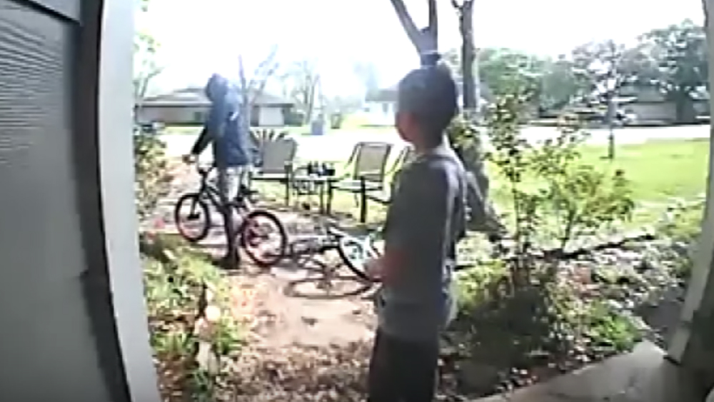 #Video Niño suplica a hombre no robar su bicicleta