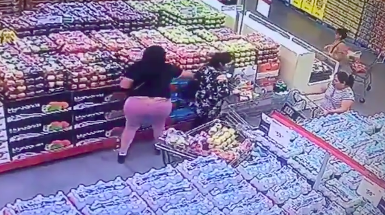 #Video Mujeres roban cartera a otra en supermercado