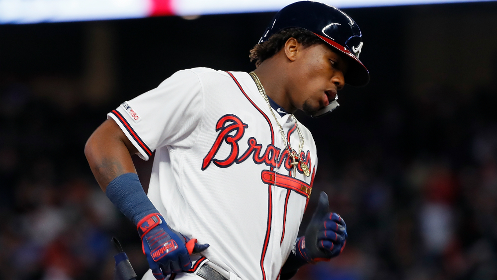 Ronald Acuña Jr. firma histórica extensión con Bravos de Atlanta Ronald Acuña Jr. firma histórica extensión con Bravos de Atlanta