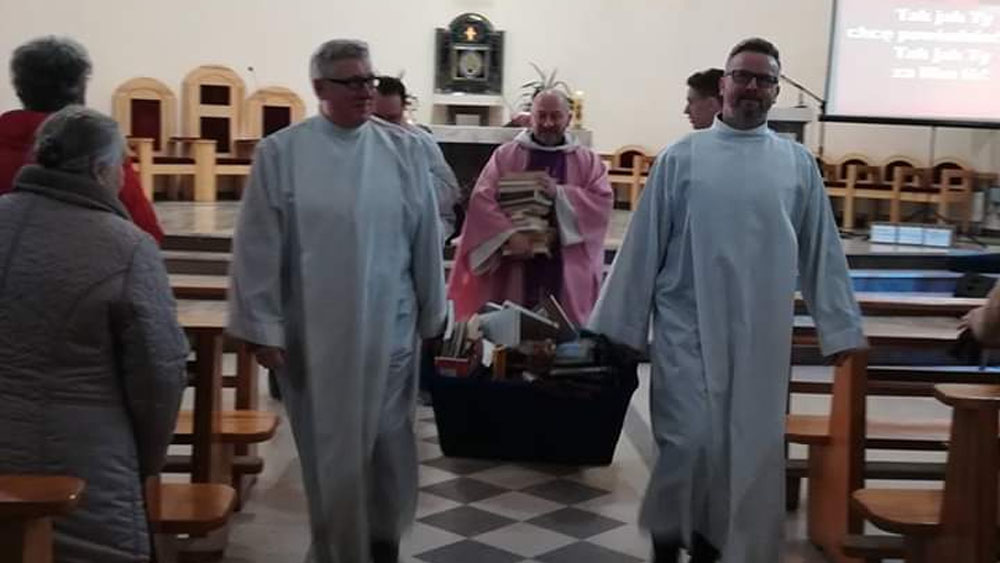 Sacerdote se disculpa tras quemar libros de Harry Potter