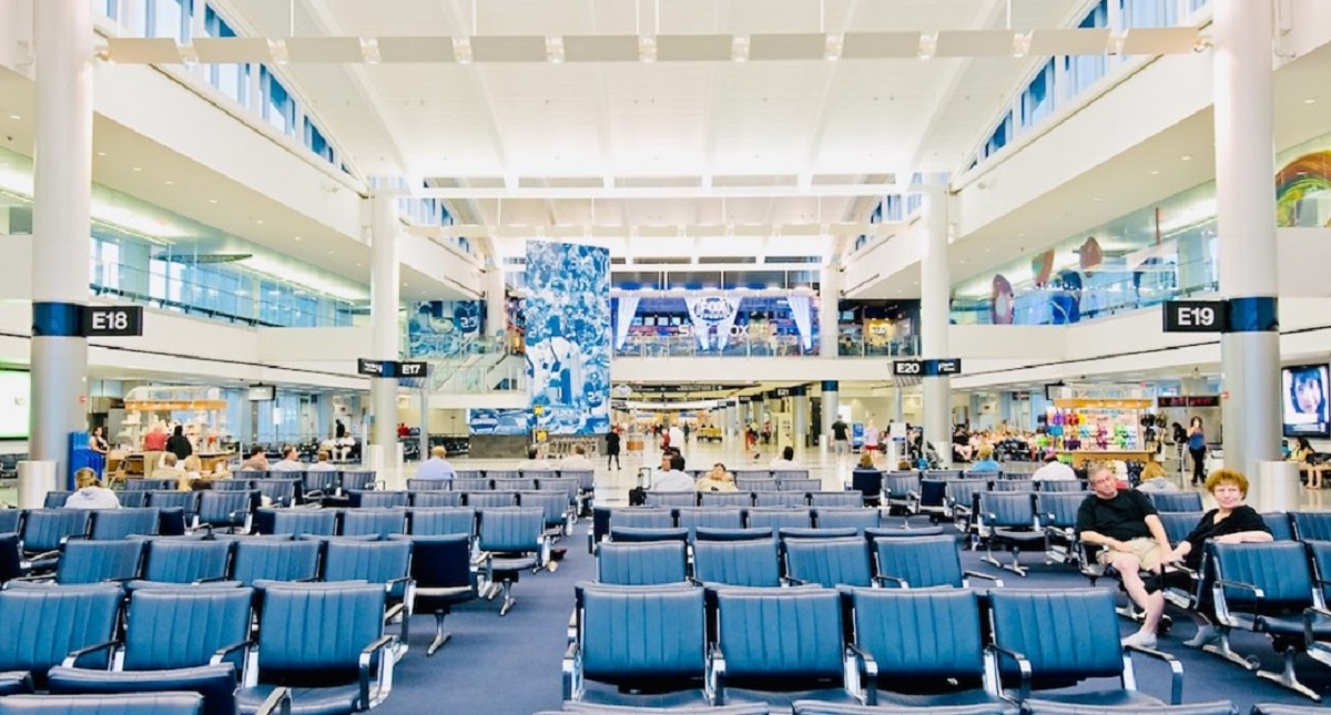 Empleada de United Airlines insulta a mujer negra llamándola 'mono' - sala-de-espera-del-aeropuerto-george-bush-de-houston