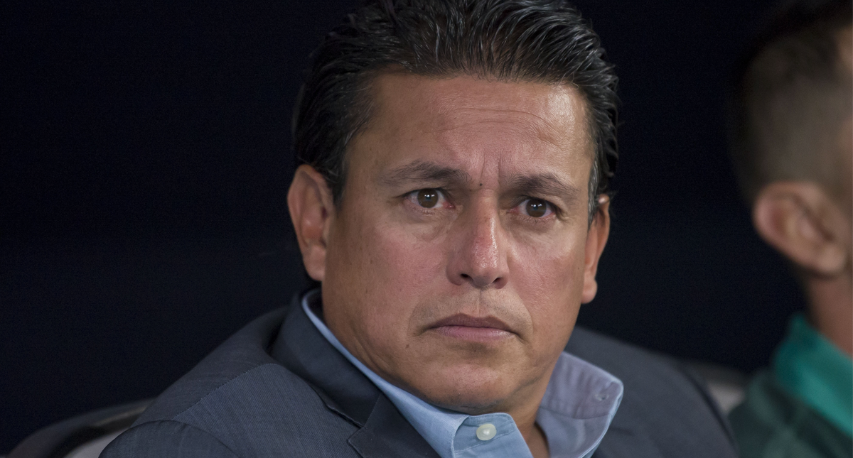 Santos destituye a Salvador Reyes Santos destituye a Salvador Reyes