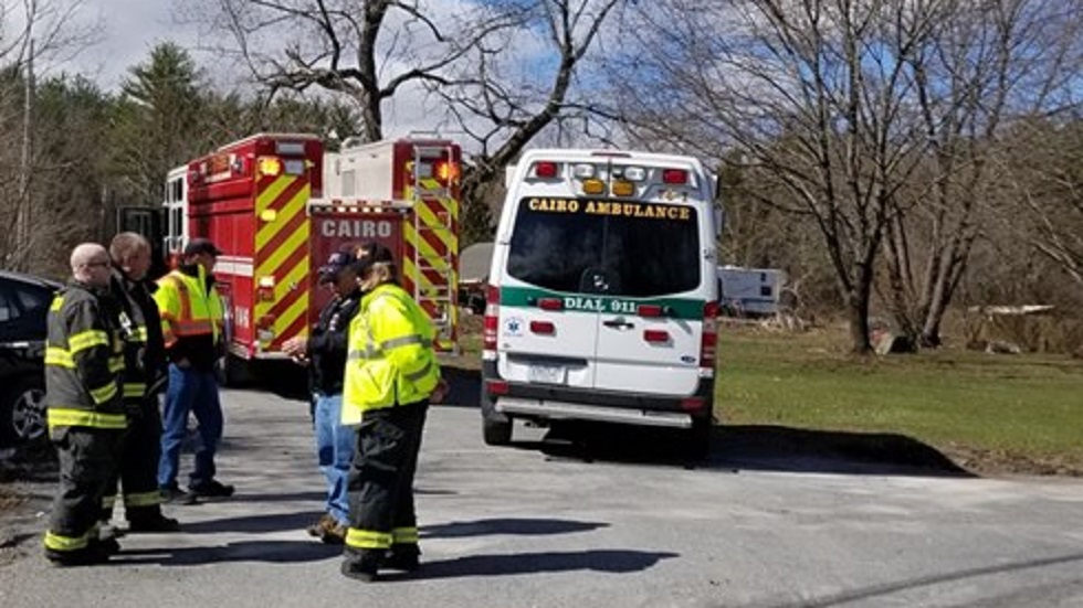 Conductora entra en pánico por araña y choca en Nueva York - servicios-de-emergencia-atendiendo-el-choque