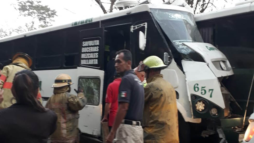 Choque entre camiones en Bahía de Banderas deja un muerto - servicios-de-emergencia-laborando-en-choque-entre-camiones
