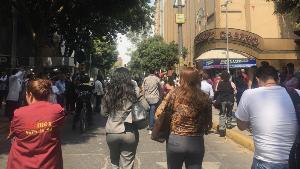 Desalojo de edificios en la Ciudad de México por sismo