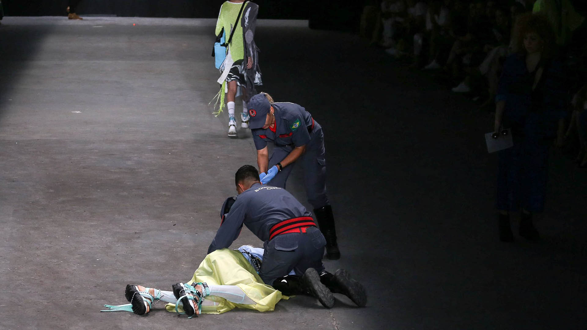 #Video Modelo se desmaya durante pasarela y muere #Video Modelo se desmaya durante pasarela y muere