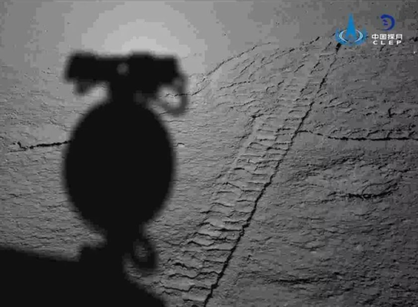 Revelan nuevas imágenes del 'lado oscuro' de la Luna - sombra-del-rover-yutu-2-en-el-crater-von-karman