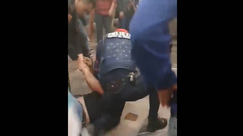 #Video Detienen a sujeto por golpear a policía en Metro Tasqueña - sometimiento-de-agresor-de-policia