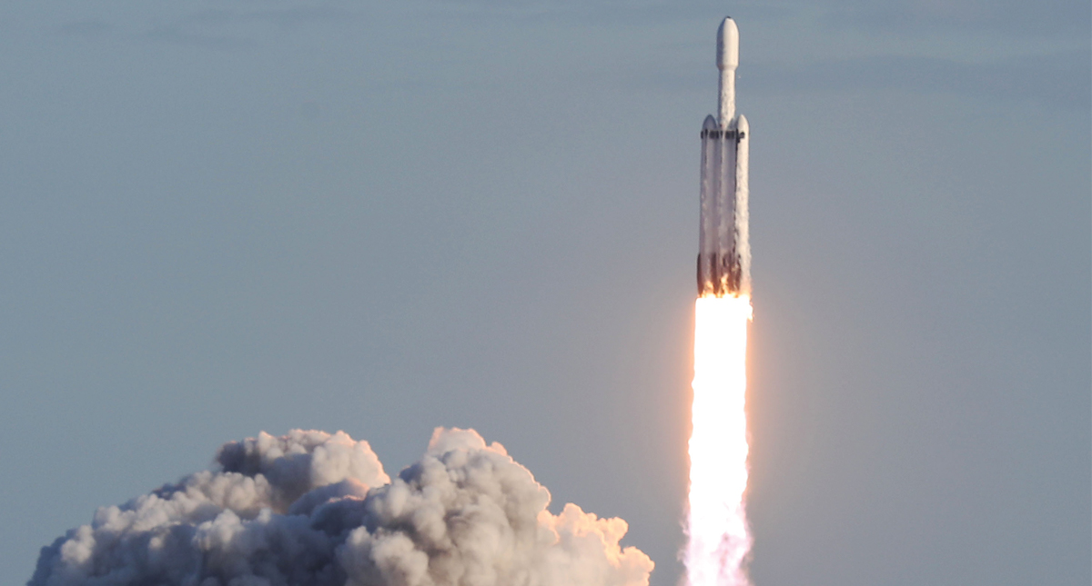 SpaceX realiza el primer lanzamiento comercial de un Falcon Heavy
