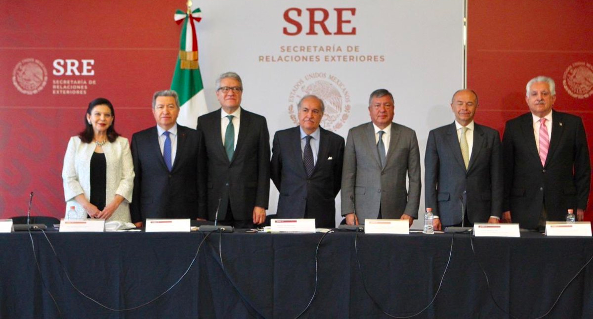 Embajadores de México piden solución pacífica en Venezuela