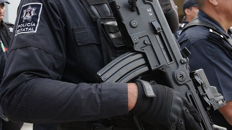 Hieren a mujer en balacera entre policías y civiles armados en Colima