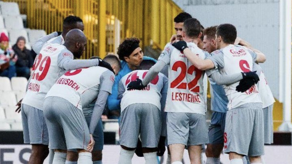 Increíble autogol a Ochoa y goleada al Standard de Lieja