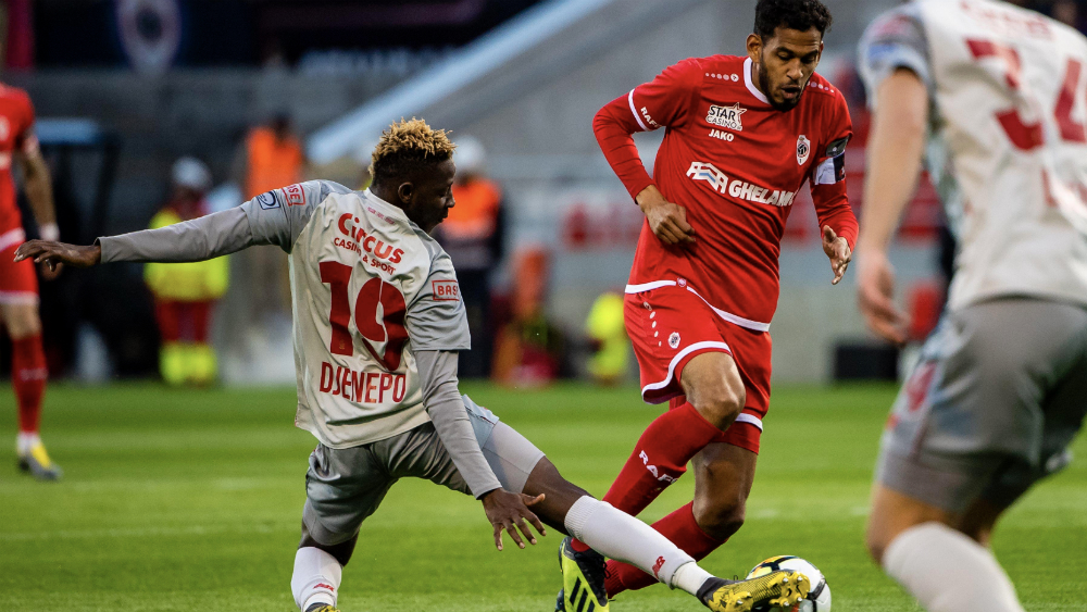 Royal Antwerp y Omar Govea superan al Standard de Guillermo Ochoa