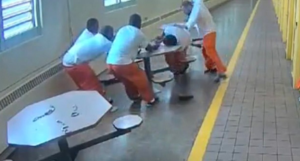 #Video Supremacista blanco ataca a reos negros esposados a una mesa