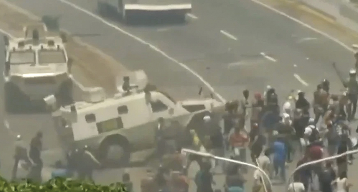Tanqueta atropella a manifestantes en Venezuela Tanqueta atropella a manifestantes en Venezuela