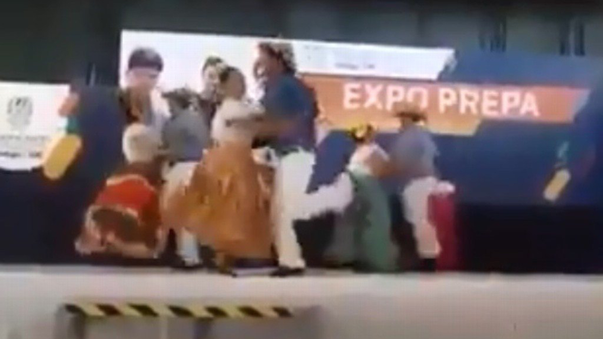 #Video Se desploma tarima durante bailable en Aguascalientes