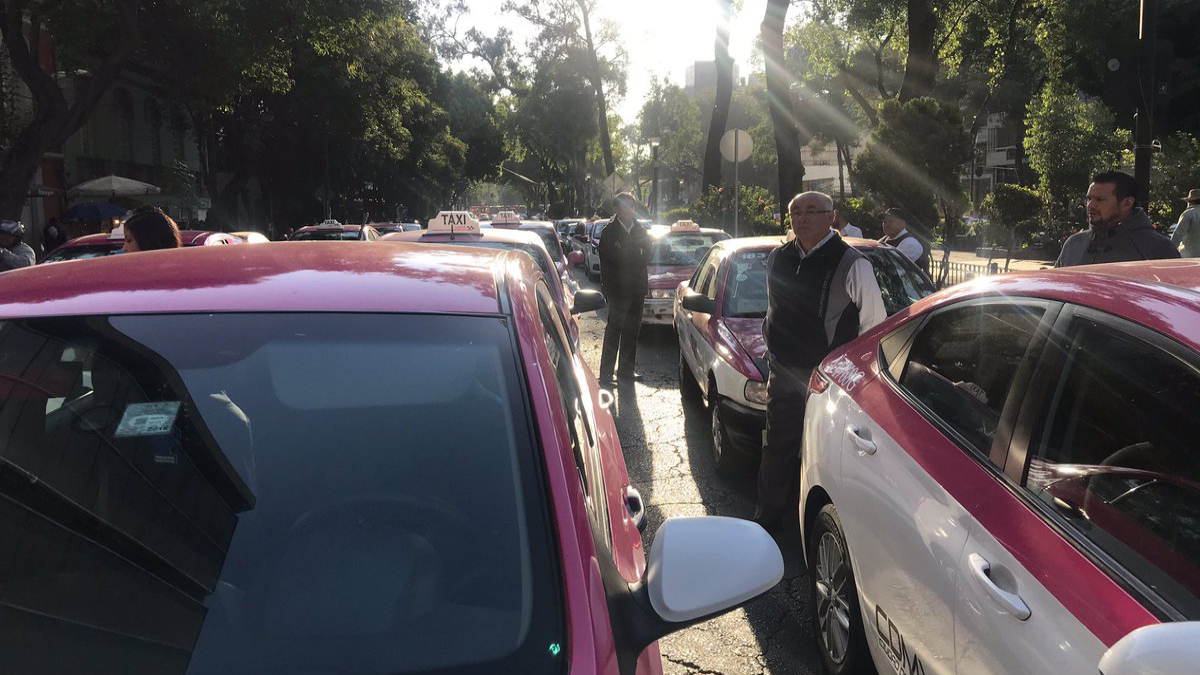 Taxistas se manifiestan en Álvaro Obregón e Insurgentes
