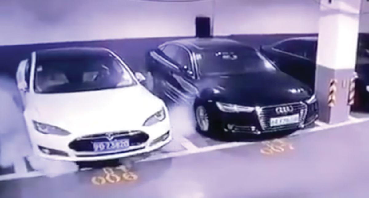 #Video Tesla se incendia en estacionamiento en China