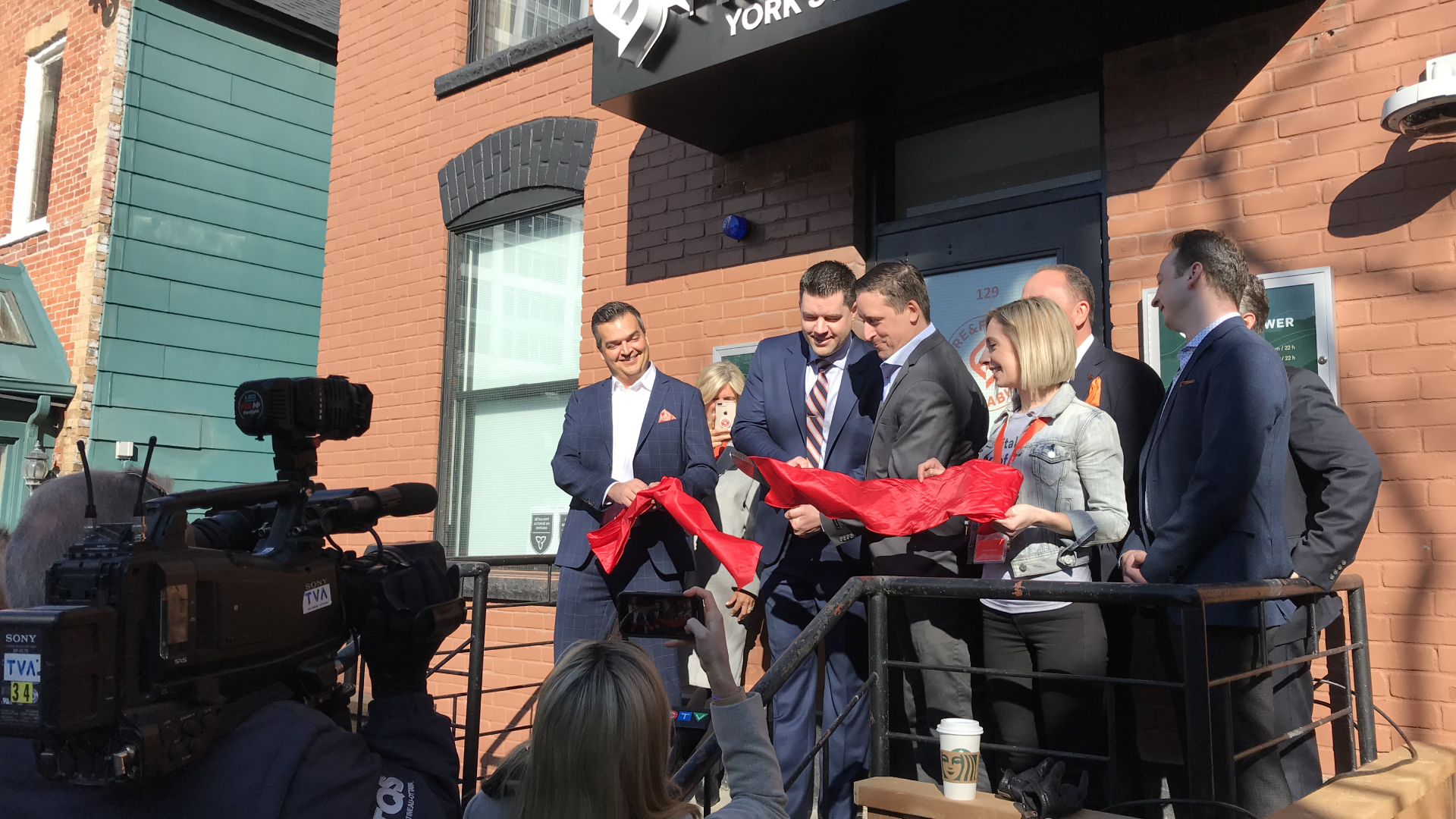 Abren tiendas minoristas de cannabis en Ontario