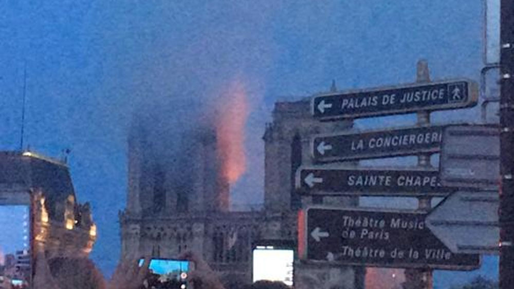 Fuego alcanza una de las dos torres de la catedral de Notre-Dame