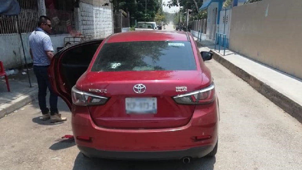 Policías de Veracruz abaten a presuntos delincuentes en Hueyapan - toyota-yaris-en-el-que-viajaban-los-agresores