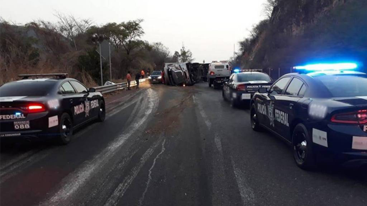Reabren carretera Cuernavaca-Chilpancingo tras volcadura de tráiler