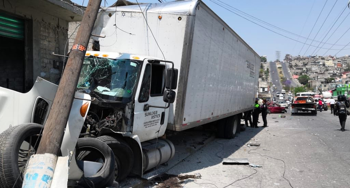 #Video Dos lesionados tras choque de tráiler en Tultitlán