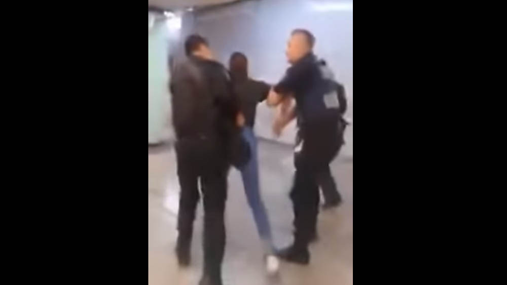 #Video Policías sacan por la fuerza a vendedor de gelatinas en el Metro - traslado-del-vagonero-al-juzgado-civico-del-metro-guerrero