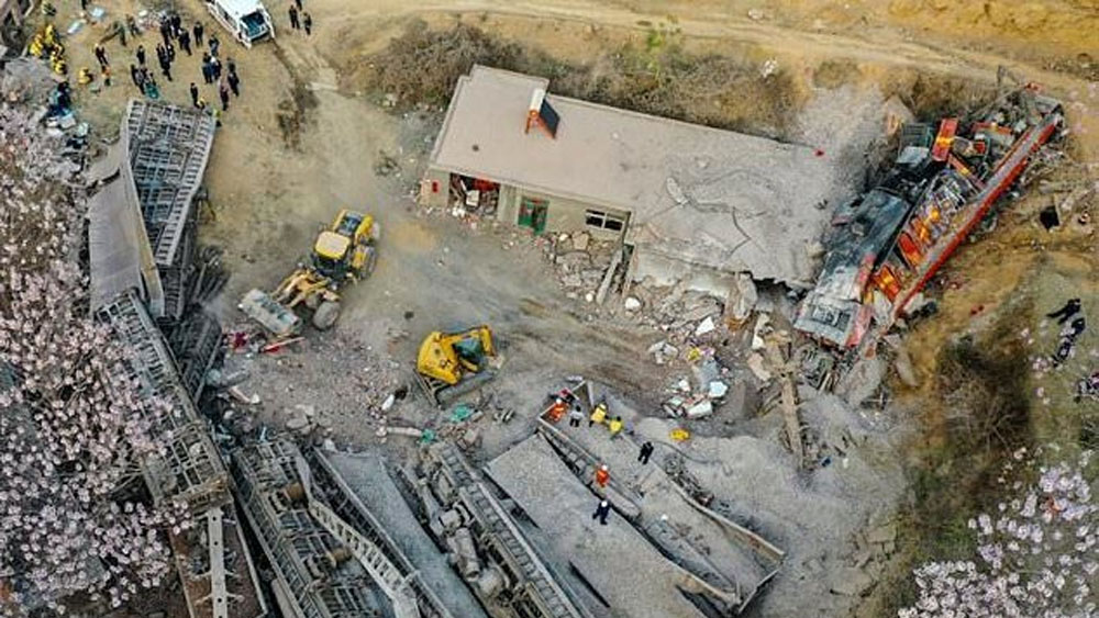 Seis muertos tras descarrilar tren de carga en China