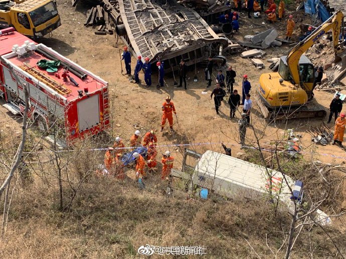 Seis muertos tras descarrilar tren de carga en China - tren-china1