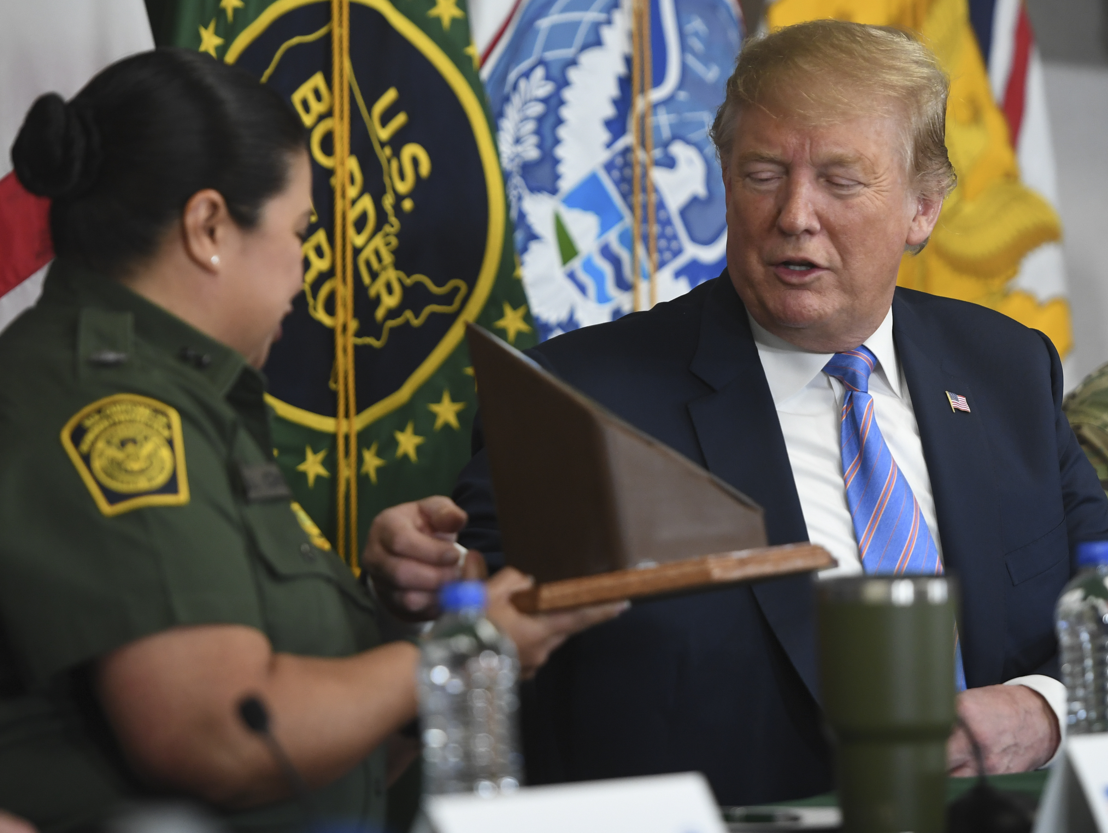 Trump amaga en Calexico con enviar más soldados a la frontera - trump-pedazo-muro