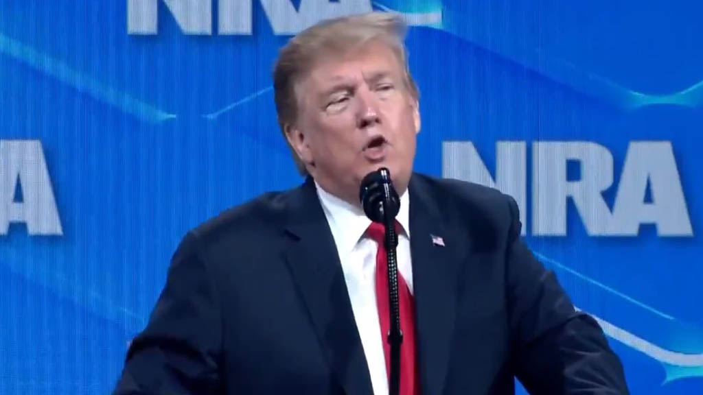 Trump asegura que costo de la gasolina bajó gracias a él