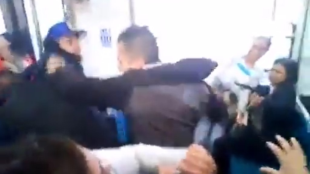 #Video Vendedor informal golpea a policías en Línea B del Metro