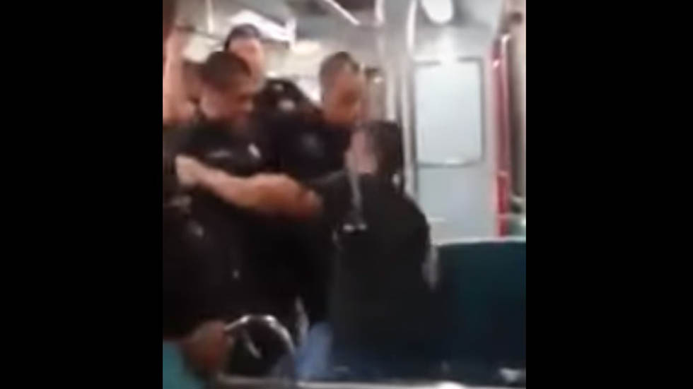 #Video Policías sacan por la fuerza a vendedor de gelatinas en el Metro