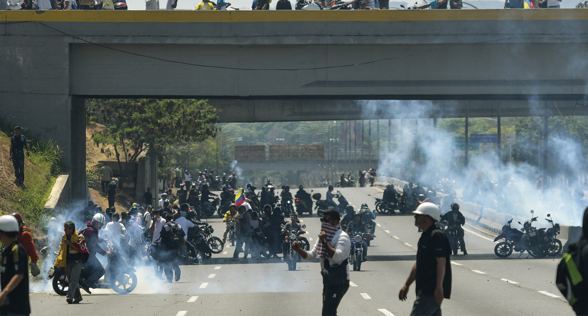 Militar de Maduro resulta herido en enfrentamiento contra opositores