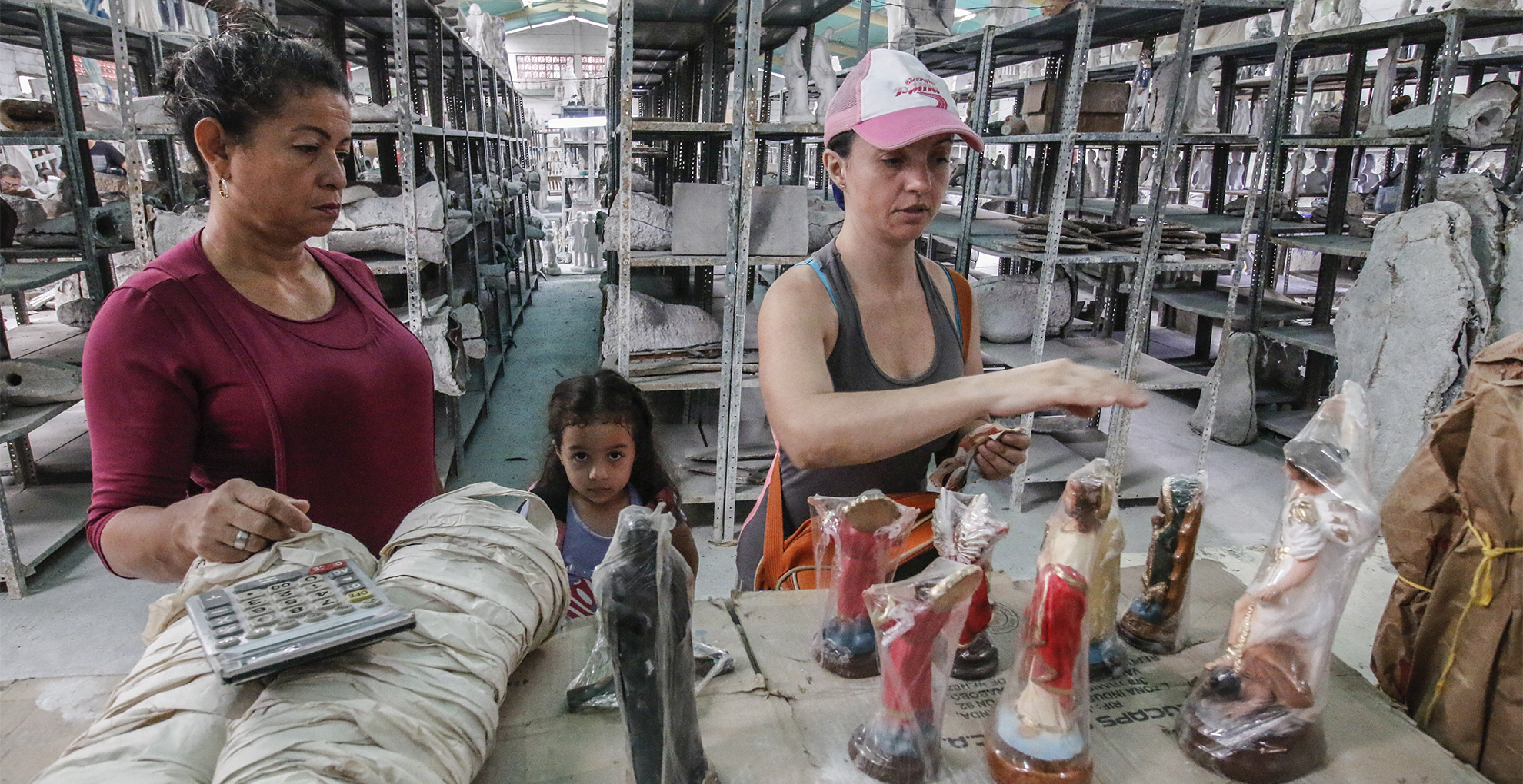 El peregrinaje de una mujer venezolana para vender estatuas
