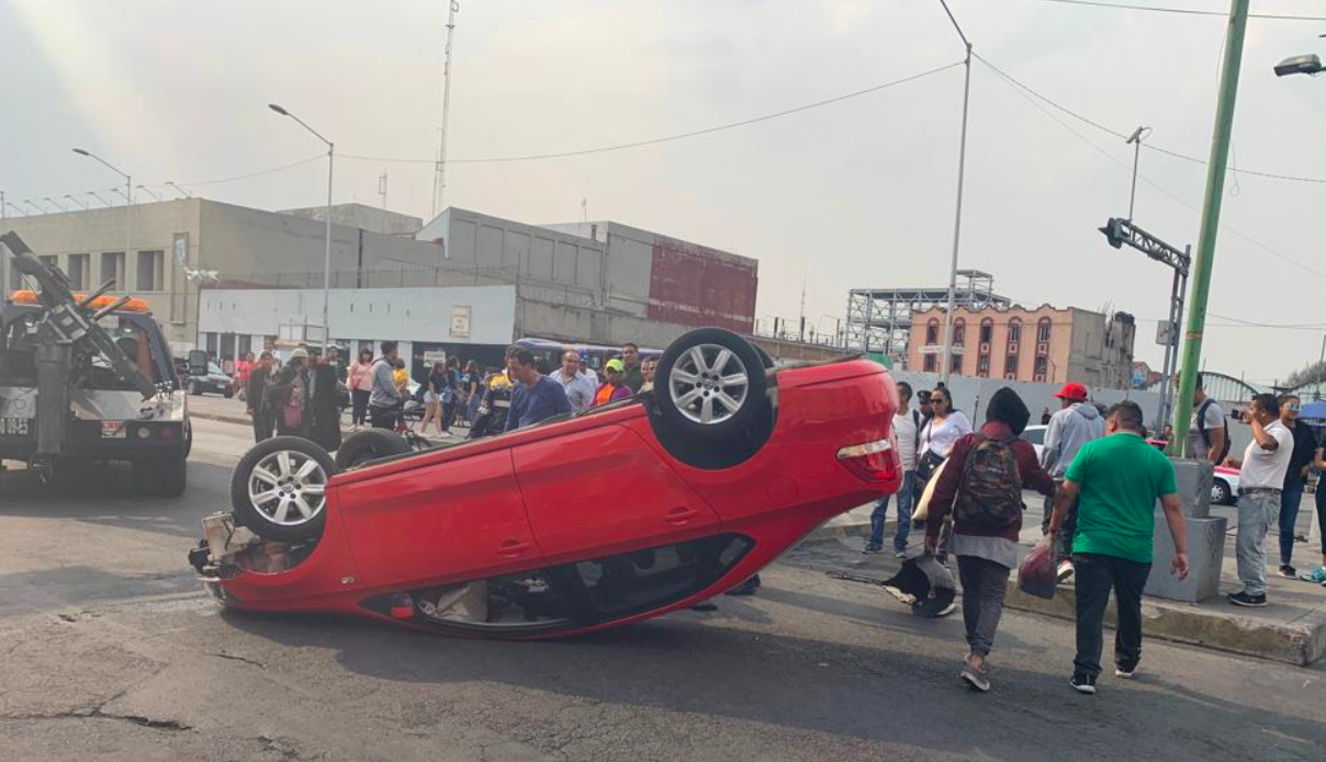 Auto sufre volcadura en Eje Central