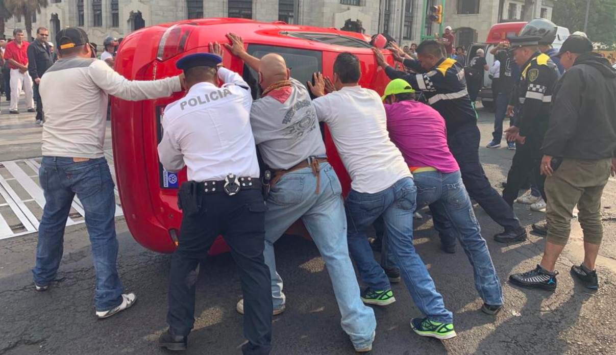 Auto sufre volcadura en Eje Central - volcadura-eje-central-2