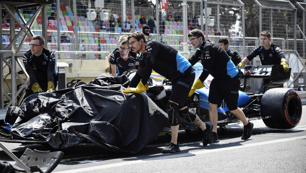 Alcantarilla daña un Williams y suspenden ensayos del GP de Azerbaiyán Alcantarilla daña un Williams y suspenden ensayos del GP de Azerbaiyán