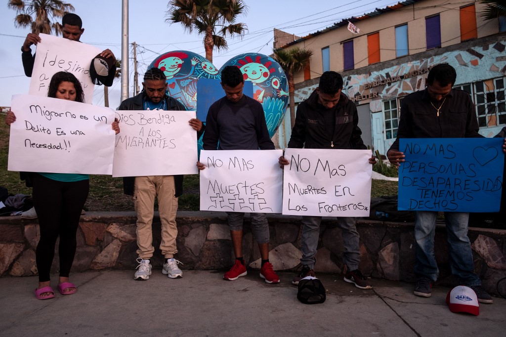 Centroamericanos rezan por migrantes muertos en frontera de EE.UU. - 000-1g55cd