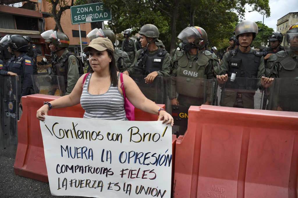 Opositores piden a militares cesar apoyo a Maduro - 000-1g60kw