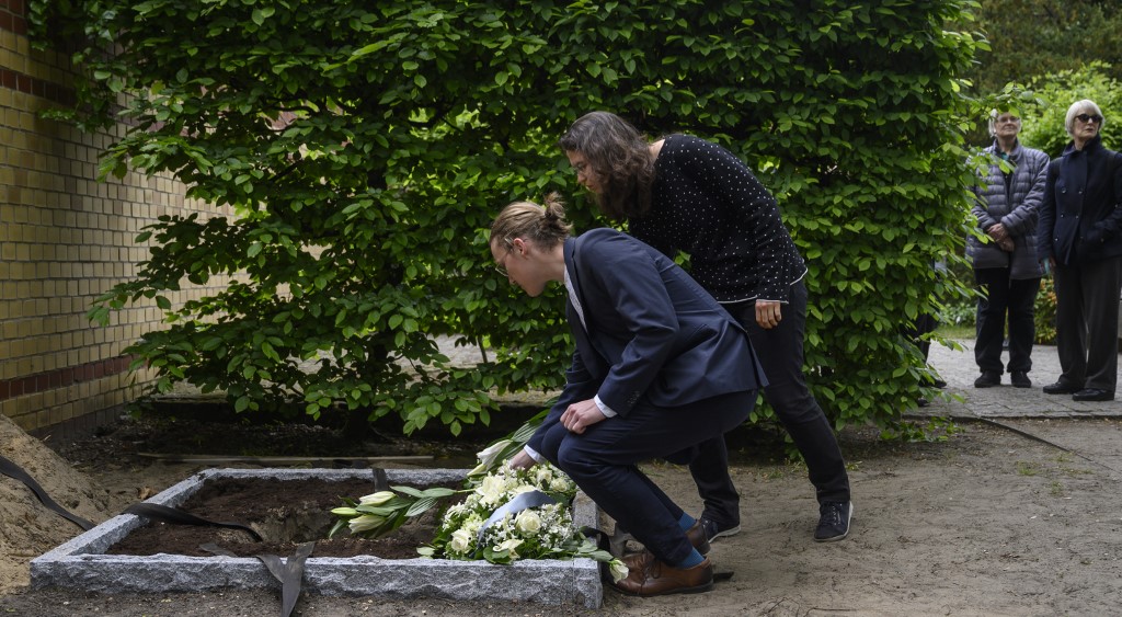 Alemania entierra más de 300 restos de víctimas de los nazis - 000-1ge9l0