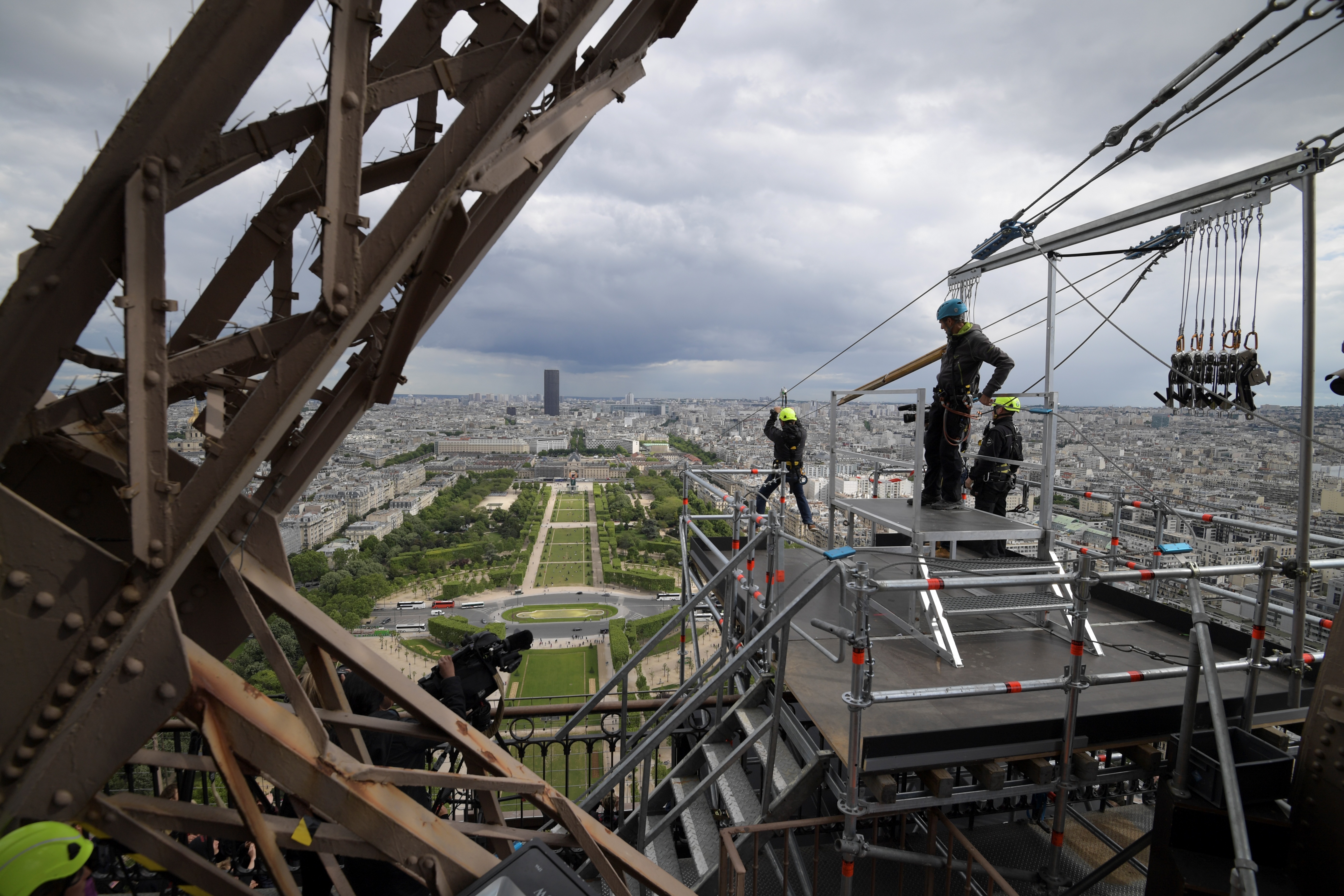 Instalan tirolesa temporal en la Torre Eiffel - 000-1h054e