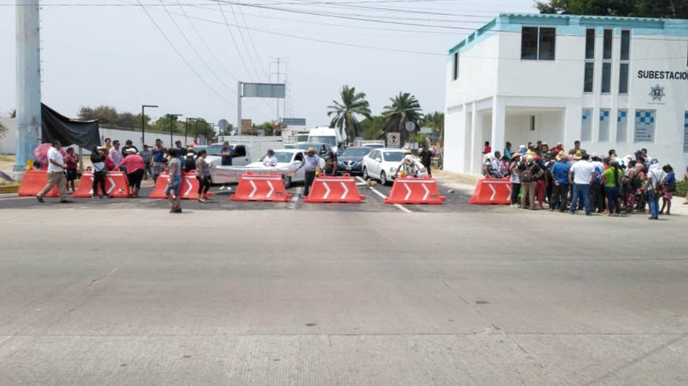 Bloquean zona Diamante de Acapulco para exigir liberación de 16 detenidos Bloquean zona Diamante de Acapulco para exigir liberación de 16 detenidos