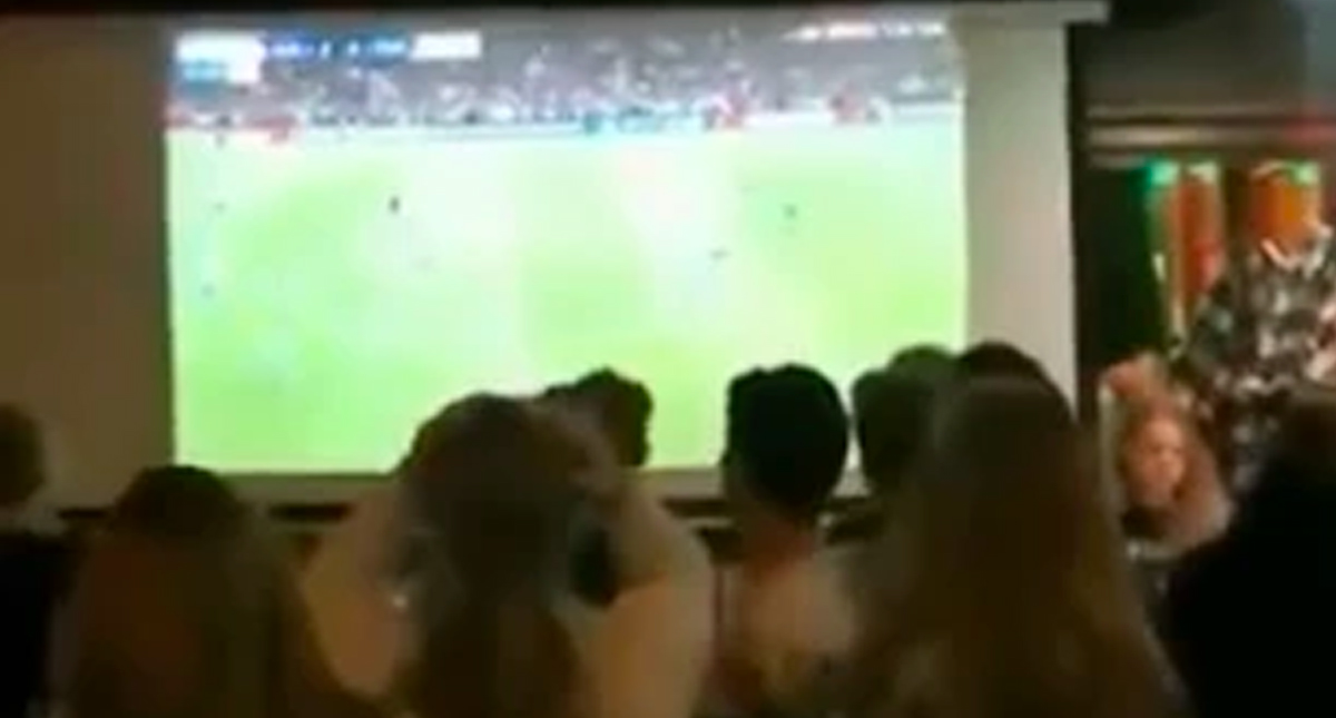 #Video Aficionados de Ajax cuentan los últimos segundos antes de ser eliminados