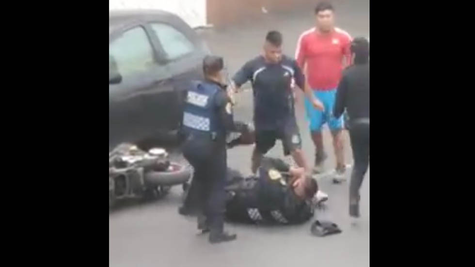 #Video Pelea con motociclistas deja dos policías heridos en la capital